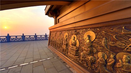 落日的余晖映在大慈恩寺金顶周围的铜雕上.jpg