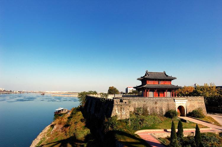 楚山横地出,汉水接天回.